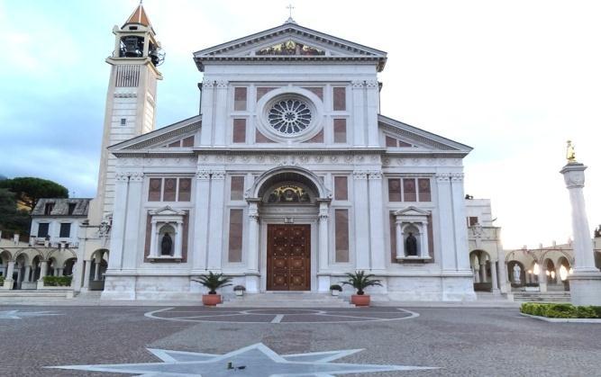 Il Santuario Basilica del S. Bambino di Praga La Casa religiosa dei Carmelitani scalzi viene fondata nel 1889 quale punto di appoggio nel cammino tra i conventi genovesi ed il Deserto di Varazze.