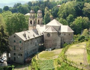 Santuario di Nostra Signora dell'acquasanta La veduta sul Santuario dell Acquasanta provenendo dal sentiero.