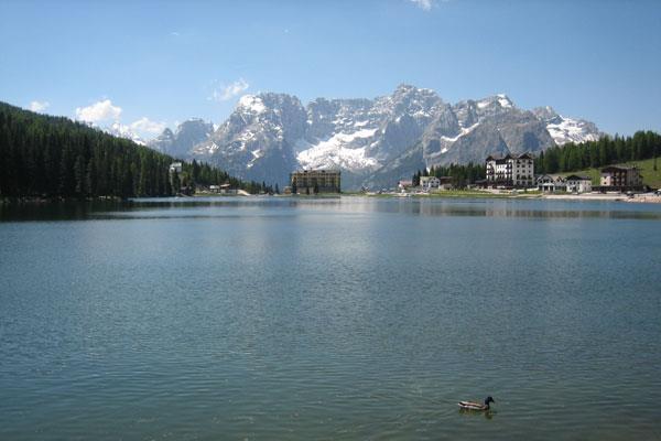 naturale Tre Cime Laghi di montagna: lago di Braies, lago di Misurina Malghe: Prato Piazza, Malga Nemes Cortina d Ampezzo, la perla delle Dolomiti Il VIAGGIO GIORNO PER GIORNO 1 giorno: Arrivo in