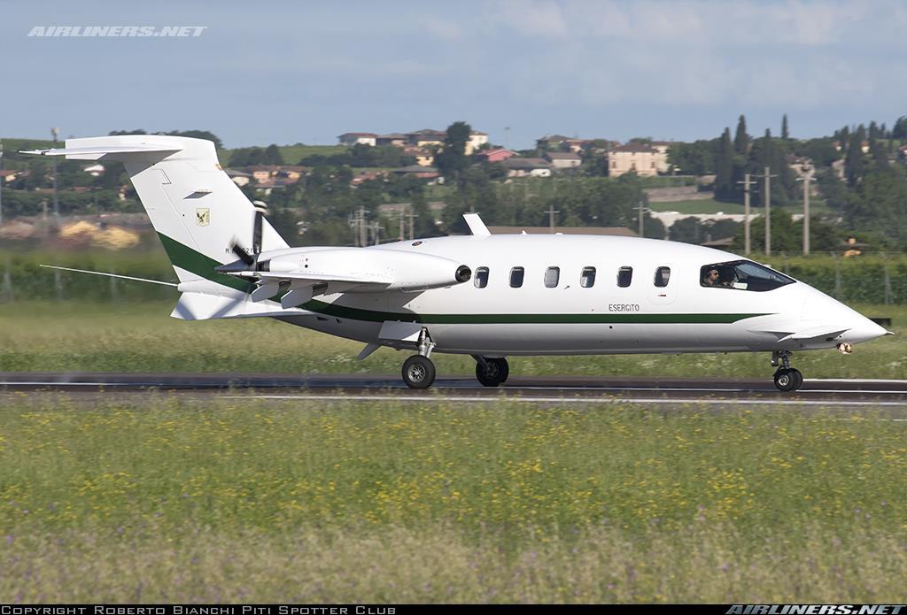 che dista circa 350m dal parcheggio dello spotting point 1. Si prosegue lungo la stradina che successivamente diventa sterrata e termina sulla recinzione aeroportuale.