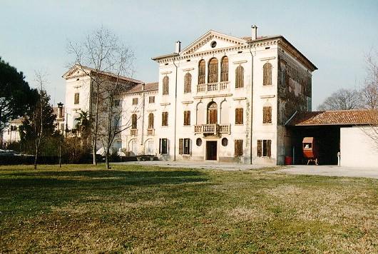 Fossalunga di Vedelago Villa Ravagnin Fossalunga La villa più importante di Fossalunga è sicuramente la Villa Ravagnin de Lotto che assume l aspetto di un vero e proprio palazzo cittadino a tre