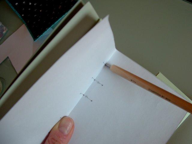 Piegare a metà il foglio, riaprirlo e, in corrispondenza della piegatura, marcare 3 punti a