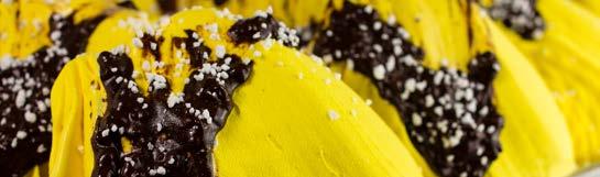 Estrarre il gelato dal mantecatore e variegare con Icremini Cioccomeringa.
