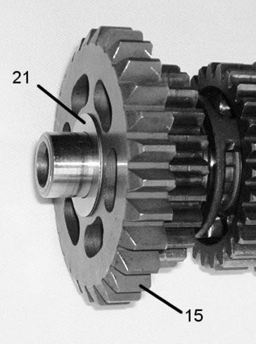 4.1 Installazione dell'ingranaggio della 1a condotto Per questo passo vi servono: l'ingranaggio della 1a condotto Z28 (15) (fornito con il kit) il rasamento della 1a aggiuntivo (più piccolo) (42)