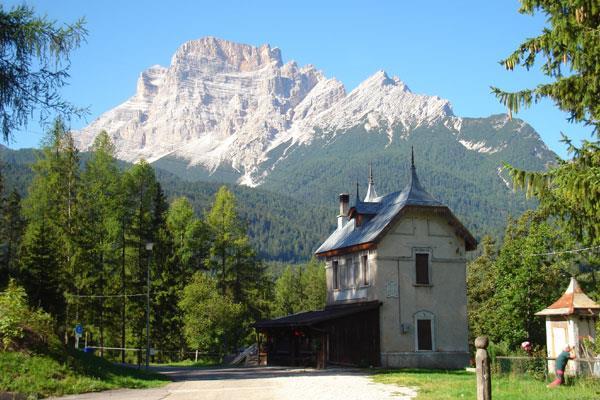 ne) Alternativa (90 km 1300 alt.ne) Da Dobbiaco/Villabassa percorrete la strada che vi porta fino alla valle di Sesto, valle laterale dell'alta Val Pusteria nel cuore delle Dolomiti.