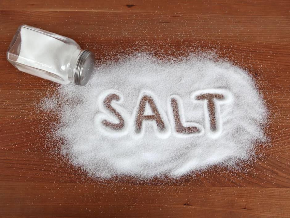 Sale da cucina Il sale da cucina e cloruro di sodio (NaCl)si usa in alimentazione per dare sapidità ai cibi o per conservare alcuni generi alimentari.