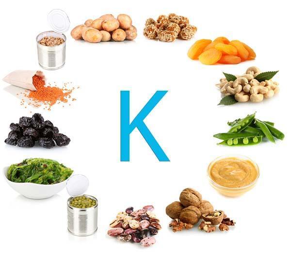 Vitamina K Si trova nei vegetali a foglia verdi e viene sintetizzata dalla flora batterica intestinale.