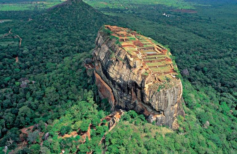 Rocca di Sigiriya Sigiriya è un sito archeologico dello Sri Lanka centrale. Contiene le rovine di un antico palazzo, costruito durante il regno di re Kasyapa (477-495 d.c.).