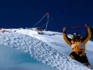 Figg. 16 e 17 - L'asta con mira e prismi sulla cima dell'everest dopo le misure del georadar.