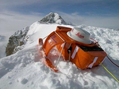 La misura dello spessore della neve Lo strumento, ideato dal Centro di Eccellenza per la Telegeomatica dell'università di Trieste in collaborazione con la società SOGEST Geofisica, è stato realizzato