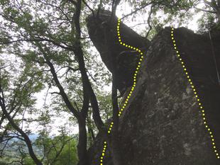 fuoriuscita anche di una sola delle protezioni. Difficoltà: 6c E7 (7b F). Materiale: n 1 chiodo, n 1 tricam MARRONE, n 1 tricam ROSA.