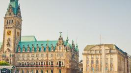 Petersburger Straße 1 20355 Hamburg 03 Amburgo - Brema Amburgo, città tra le più verdi e culturalmente vivaci della Germania, ci accoglie per un'intera giornata di tour con i suoi molteplici corsi