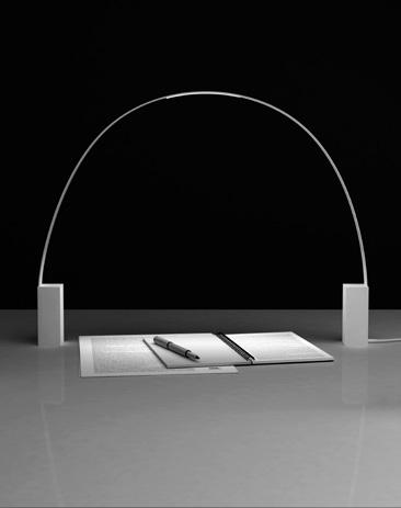 Natural, 2013 lampada da tavolo a luce diretta indiretta formata da una fascia flessibile con led unita alle due basi in metallo.