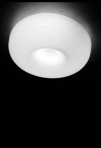 lampade da soffitto codice dimensione kg o integrato Bolla design Elio Martinelli, 1960 lampada da soffitto a luce diffusa, supporti di fissaggio in alluminio, base in metallo verniciatao, diffusore