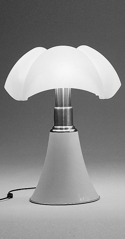 505,48 Pipistrello design Gae Aulenti, 1965 diffusa, struttura in metallo, regolabile in altezza con movimento telescopico, diffusore in metacrilato opal bianco. Completo di lampadine a.
