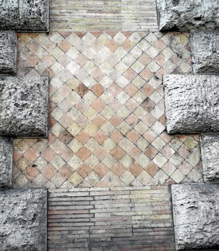 Elżbieta Jastrzębowska Nazionale dell Alto Medioevo, Roma) 42. L antica tecnica edilizia serviva qui solo da modello visuale per il rivestimento del muro eretto in opus listatum.