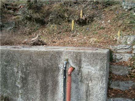 Sorgente numero 1 Alpe Sorgente captata ed intubata da un bottino di presa la cui acqua viene raccolta da una cisterna piuttosto voluminosa e profonda.