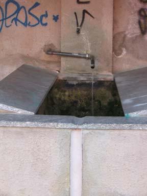 Il tubo proveniente dal bottino di captazione fa sgorgare l acqua in corrispondenza di un lavatoio la cui vasca è però