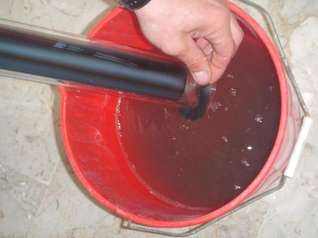 II Preparazione e assemblaggio tubi : 1 Bagnare il primo tubo con acqua insaponata.