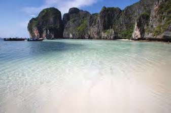 I CONSIGLI DELL ESPERTO: Navigate a Phi Phi Island e visitate la spiaggia delle scimmie! La spiaggia è bianchissima e il mare trasparente, ideale per una nuotata. Da non perdere! Yasmin D.