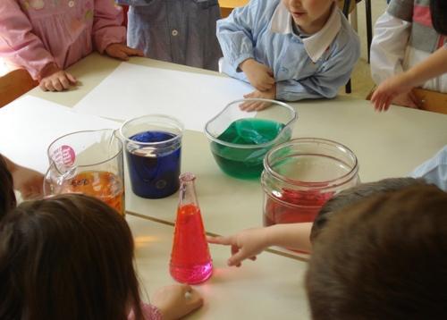 I bambini hanno giocato con l acqua sperimentando le caratteristiche