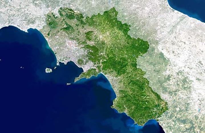 La nostra costa La zona costiera della regione Campania si estende per oltre 500 Km ed è caratterizzata dalla presenza diffusa di aree di notevole interesse ambientale, paesaggistico ed archeologico