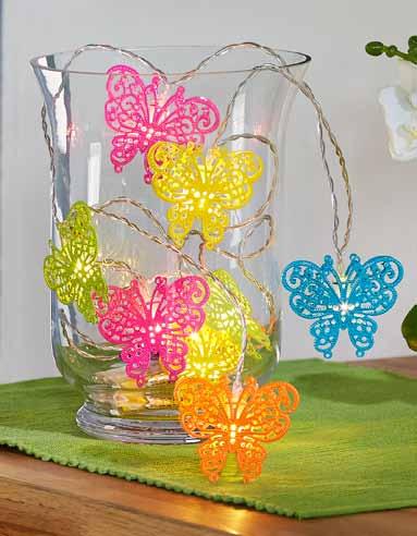 Catena luminosa LED con farfalle Con 10 farfalle nei colori giallo, verde, blu, arancio e rosa. Funziona a batterie (non incluse). Lunghezza 180 cm.