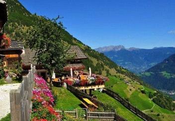 3 Possibilità di vitto e alloggio sull Alta Via di Merano Rifugio Hochgang - 1839 m Fam. Erlacher - 39020 Vertigen 33 Cell.