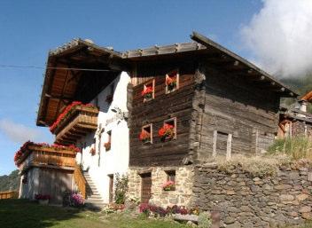 4 Maso Schnatzhof - 1535 m Fam. Ladurner Via Sonnenberg 78-39025 Naturno Tel.+ Fax: 0473 667744 Cell.