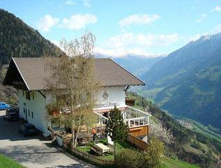 9 000 Albergo Brunner - 1100 m Fam. Hofer - Vernuer/Riffiano 13-39010 Vernuer/Riffiano Tel.: 0473 241036 gasthaus-brunner@rolmail.