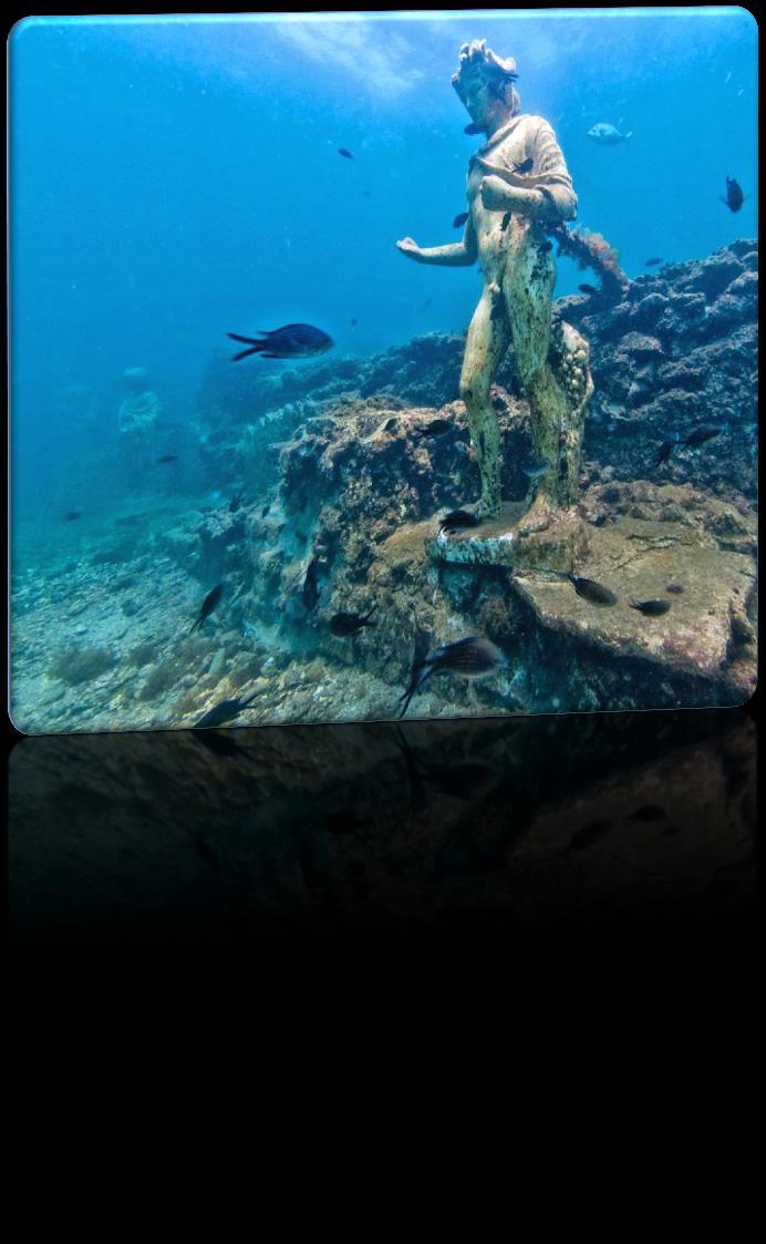 Con un battello ci immergeremo dentro la storia Un battello dalla carena di vetro ci consentirà di ammirare seduti sotto il livello del mare, come in un grande museo sommerso, i resti della "Città