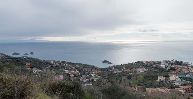 Li Galli. Qui il panorama spazia da Praiano fino ai Faraglioni di Capri. Il sentiero prosegue in direzione di Torca, una frazione di Massa Lubrense.