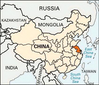 JIANGSU Livello Amministrativo Capitale Superficie Popolazione Provincia Nanchino 102.600 kmq 75.5 milioni Gruppi etnici Han: 99.6% Hui : 0.2% altri : 0.2% PIL (2006) Pil pro capite 252,8 mld. USD 3.