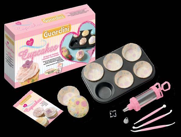 The box contains: 1 baking sheet cm 26x37 (made of Hi-Top steel with non-stick coating), 1 wooden rolling pin (23cm), 6 tin plated cookie cutters, 1 plastic and silicone decorating pen, 1 recipe book.