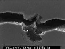 Distacco matrice-nodulo di grafite (R = 0.1; ΔK = 15 MPa m). Fig. 11: Ghisa ferrito-perlitica ottenuta mediante trattamento termico. Distacco matrice-nodulo di grafite (R = 0.75; ΔK = 8 MPa m). Fig. 12: Ghisa ferrito-perlitica ottenuta mediante trattamento termico.