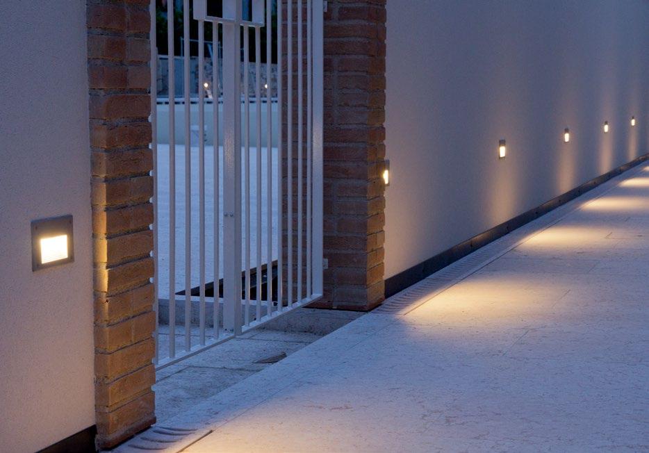 Lampada da incasso a parete per l illuminazione di aree esterne di accesso agli edifici e camminamenti.