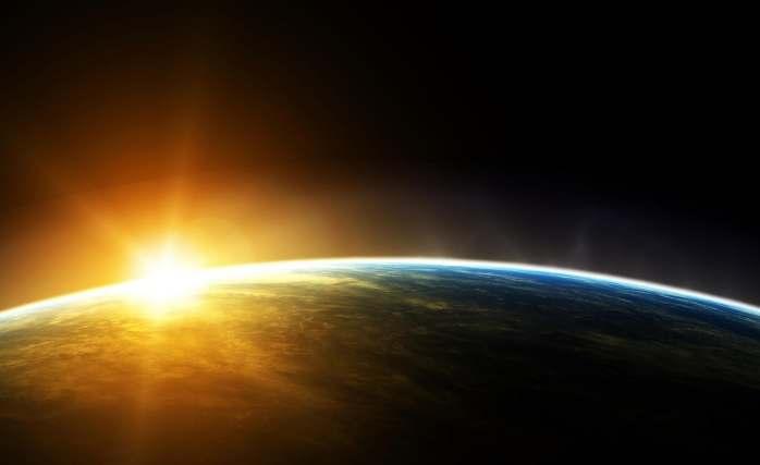 Il pianeta Terra E una sfera leggermente schiacciata ai poli e rigonfia all equatore (geoide), con un diametro di circa 12.