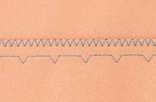 fissarlo con gli spilli piegare il tessuto in modo, che il bordo rifinito si trovi sul lato destro (illustrazione) posizionare il lavoro sotto il piedino, in modo che il bordo piegato possa scorrere