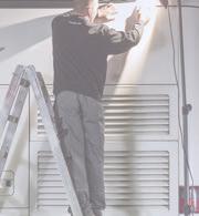 TREPPIEDE Nell'officina di detailing il TREPPIEDE SCANGRIP è indispensabile per il posizionamento fisso della luce da lavoro per l'illuminazione in una specifica