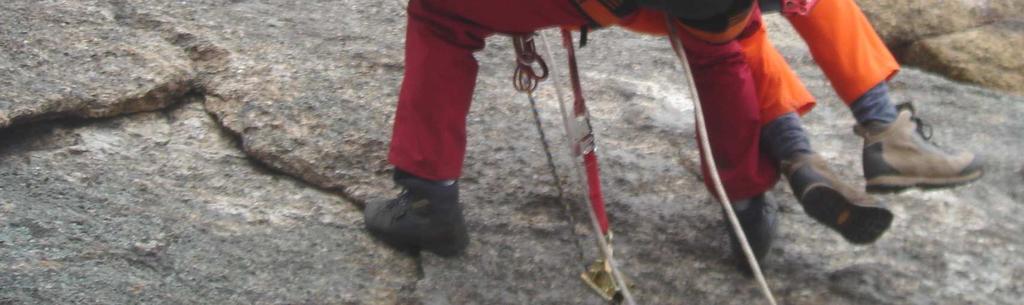 aiutarlo o potrebbe doverlo portare giù. 1) Si distende una fune di soccorso ed il soccorritore vi monta un I D, a cui collega una daisy oppure o due anelli di fettuccia lunghi circa 20 e 60 cm.