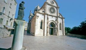 ITINERARIO: giorno: ARRIVO A ZAGABRIA, GIOVEDI Trasferimento in bus dall aeroporto al vostro hotel. Tempo libero per il resto della giornata.