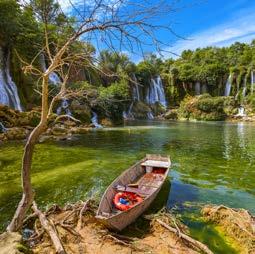 Edini hrvaški arboretum Trsteno nas bo s 60 hektarji zaposlil za lep kos dneva, za oddih pa namakanje nog na bližnji plaži.