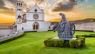 Po prihodu sledi ogled znamenitosti: dvor Palazzo Ducale je danes Galleria Nazionale delle Marche. Po ogledu si bomo vzeli čas za dober kapučino na enem izmed kavarniških vrtov.