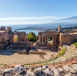 Med sprehodom po Catanii s slikovito tržnico se bomo ogreli za raziskovanje Siracuse, starogrške prestolnice Sicilije, z rimskim amfiteatrom, grškim teatrom in starogrškim kamnolomom Latomie, kjer