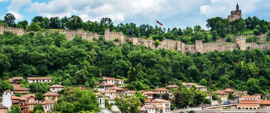 Mesto je gospodarsko središče Trakije; zanimivo si bo ogledati: ostanke rimskega amfiteatra, cerkev Sv.