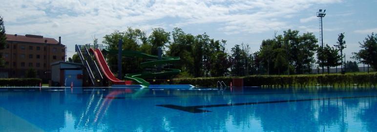 LA PISCINA DI PAULLO La piscina offre: Una piscina bassa per i più piccoli Una piscina più alta per i più grandi e 3