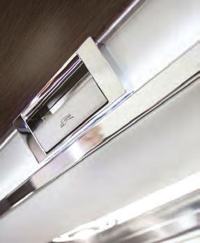 dalla zona notte, a movimentazione elettrica Mensole dispensa integrate alla porta divisoria scorrevole dal lato cucina Vani portascarpe nascosti da