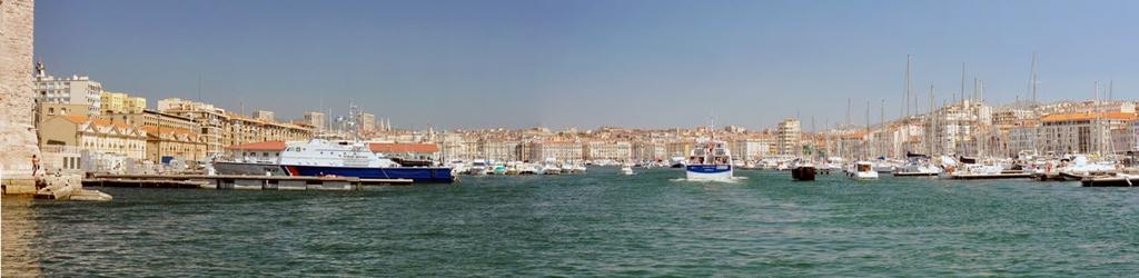 ISOLE DI MARSIGLIA Situate di fronte a Marsiglia, si trovano delle isole di origine calcarea, selvagge, con spiagge e insenature sabbiose, strapiombi impressionanti, acqua