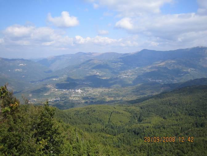 Dalla Casa Forestale delle Lame, quota 1300 metri, si piega a sinistra, seguendo la larga sterrata in leggera salita, segnata come AV, fino al Passo della Gonella, situato in corrispondenza del palo