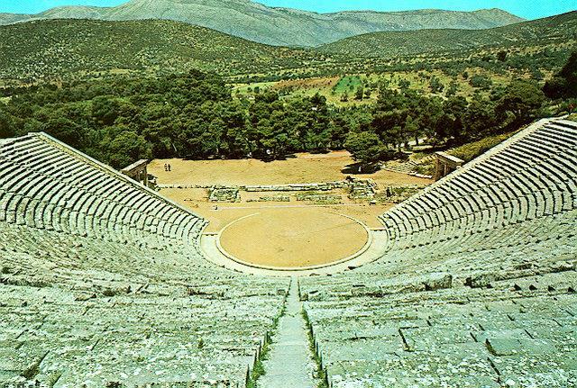 Questa immagine del teatro di Epidauro, ripresa dalla parte centrale superiore della cavea, evidenzia l inserimento della struttura teatrale nello spazio naturale circostante.